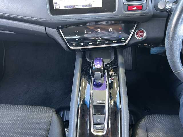 ホンダ ヴェゼル ハイブリッド X 静岡県 2014(平26)年 10.1万km ホワイトオーキッドパール 純正メモリナビ/・CD/・DVD/・ワンセグＴＶ/・Bluetooth/・USB/・HDMI/・iPod/・AM/・FM/主要装備/・衝突軽減/・レーンキープ/・クルコン/・バックカメラ/・ETC/・パドルシフト/・ステリモ/・電動パーキングブレーキ/・オートホールド/・LEDヘッドライト/・オートライト/・オートハイビーム/・フォグランプ/・スマートキー/・プッシュスタート/・純正フロアマット/・純正アルミホイール