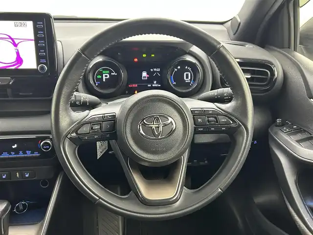 トヨタ ヤリス ハイブリッド Z 熊本県 2020(令2)年 4.1万km ホワイトパールクリスタルシャイン ワンオーナー　/禁煙車　/純正ディスプレイオーディオ（ＡｐｐｌＣａｒＰｌａｙ・ＡｎｄｒｏｉｄＡｕｔｏ・ＢＴ・フルセグ・ＵＳＢ）/バックカメラ　/純正前後ドライブレコーダー　/レーダークルーズコントロール　/前席シートヒーター/前後クリアランスソナー/衝突軽減ブレーキ/レーンキープアシスト/横滑り防止/ブラインドスポットモニター/パーキングアシスト/純正フロアマット/オートライト/オートマチックハイビーム/LEDヘッドライト/フォグライト/スマートキー/プッシュスタート/スペアキー1本/保証書/取扱説明書