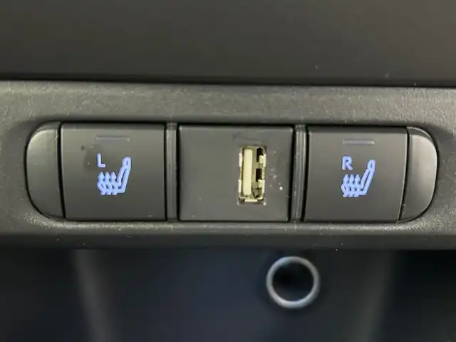 トヨタ ヤリス ハイブリッド Z 熊本県 2020(令2)年 4.1万km ホワイトパールクリスタルシャイン ワンオーナー　/禁煙車　/純正ディスプレイオーディオ（ＡｐｐｌＣａｒＰｌａｙ・ＡｎｄｒｏｉｄＡｕｔｏ・ＢＴ・フルセグ・ＵＳＢ）/バックカメラ　/純正前後ドライブレコーダー　/レーダークルーズコントロール　/前席シートヒーター/前後クリアランスソナー/衝突軽減ブレーキ/レーンキープアシスト/横滑り防止/ブラインドスポットモニター/パーキングアシスト/純正フロアマット/オートライト/オートマチックハイビーム/LEDヘッドライト/フォグライト/スマートキー/プッシュスタート/スペアキー1本/保証書/取扱説明書