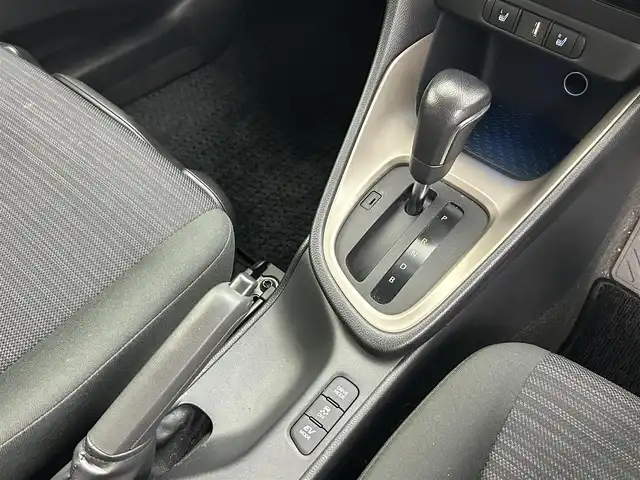 トヨタ ヤリス ハイブリッド Z 熊本県 2020(令2)年 4.1万km ホワイトパールクリスタルシャイン ワンオーナー　/禁煙車　/純正ディスプレイオーディオ（ＡｐｐｌＣａｒＰｌａｙ・ＡｎｄｒｏｉｄＡｕｔｏ・ＢＴ・フルセグ・ＵＳＢ）/バックカメラ　/純正前後ドライブレコーダー　/レーダークルーズコントロール　/前席シートヒーター/前後クリアランスソナー/衝突軽減ブレーキ/レーンキープアシスト/横滑り防止/ブラインドスポットモニター/パーキングアシスト/純正フロアマット/オートライト/オートマチックハイビーム/LEDヘッドライト/フォグライト/スマートキー/プッシュスタート/スペアキー1本/保証書/取扱説明書