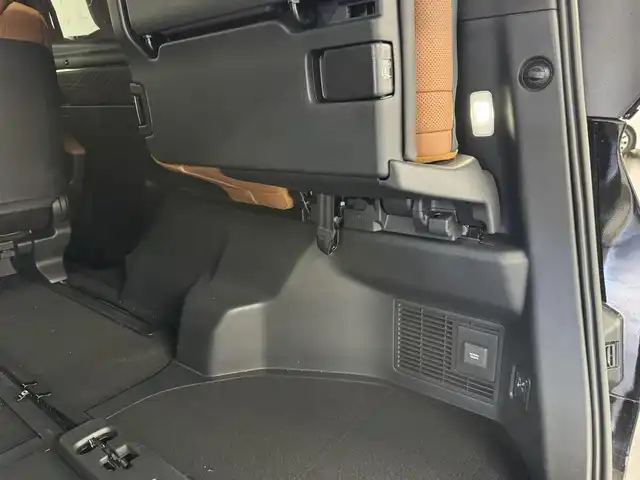 トヨタ ヴェルファイア ハイブリット Z プレミア 三重県 2024(令6)年 0.7万km ブラック ハイブリッド/FF/MTモード付フロアCVT/14型ナビ/（FM/AM/TV/Bluetooth/USB/iPod/Miracast/CarPlay/AndroidAuto）/13.2型 有機EL後席モニター V13T-R72F/パノラミックビューモニター（床下透過機能付）/モデリスタエアロ（F/S/R下）、シグネチャーイルミブレード/両側パワースライドドア/ドラレコ前後/ETC2.0/Toyota Safety Sense/●PCS、LTA、レーダークルコン、アダプティブハイビーム、RSA、PDA、緊急操舵支援＋前後クロストラフィックアラート*/●パーキングサポートブレーキ/・BSM/LCA/安心降車アシスト/・Advanced Drive/アドバンスト・パーク　など/装備/・【OP】デジタルインナーミラー/・【OP】ユニバーサルステップ（両側）/・左右独立ムーンルーフ/・プレミアムナッパ本革シート（茶）/・シートヒーター＆ベンチレーション（D/N/2nd）/・ステアリングヒーター/・パワーシート（Dメモリー付8way/N4way/2ndリクライニング＆オットマン）/・パワーバックドア/・HUD/・100Vコンセント（1500W）/・タッチトレーサーオペレーション/・3眼LEDヘッドランプ/・おくだけ充電/・19inAW/・保/・スマートキーx2/など