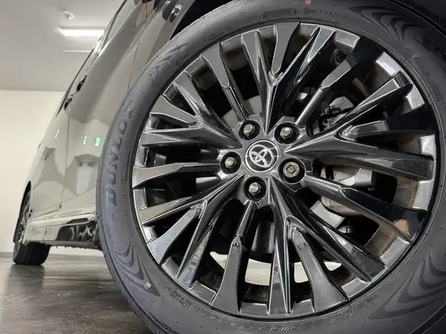 トヨタ ヴェルファイア ハイブリット Z プレミア 三重県 2024(令6)年 0.7万km ブラック ハイブリッド/FF/MTモード付フロアCVT/14型ナビ/（FM/AM/TV/Bluetooth/USB/iPod/Miracast/CarPlay/AndroidAuto）/13.2型 有機EL後席モニター V13T-R72F/パノラミックビューモニター（床下透過機能付）/モデリスタエアロ（F/S/R下）、シグネチャーイルミブレード/両側パワースライドドア/ドラレコ前後/ETC2.0/Toyota Safety Sense/●PCS、LTA、レーダークルコン、アダプティブハイビーム、RSA、PDA、緊急操舵支援＋前後クロストラフィックアラート*/●パーキングサポートブレーキ/・BSM/LCA/安心降車アシスト/・Advanced Drive/アドバンスト・パーク　など/装備/・【OP】デジタルインナーミラー/・【OP】ユニバーサルステップ（両側）/・左右独立ムーンルーフ/・プレミアムナッパ本革シート（茶）/・シートヒーター＆ベンチレーション（D/N/2nd）/・ステアリングヒーター/・パワーシート（Dメモリー付8way/N4way/2ndリクライニング＆オットマン）/・パワーバックドア/・HUD/・100Vコンセント（1500W）/・タッチトレーサーオペレーション/・3眼LEDヘッドランプ/・おくだけ充電/・19inAW/・保/・スマートキーx2/など