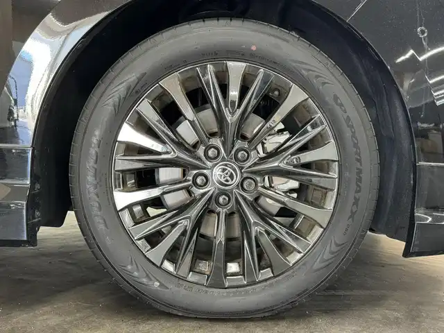 トヨタ ヴェルファイア ハイブリット Z プレミア 三重県 2024(令6)年 0.7万km ブラック ハイブリッド/FF/MTモード付フロアCVT/14型ナビ/（FM/AM/TV/Bluetooth/USB/iPod/Miracast/CarPlay/AndroidAuto）/13.2型 有機EL後席モニター V13T-R72F/パノラミックビューモニター（床下透過機能付）/モデリスタエアロ（F/S/R下）、シグネチャーイルミブレード/両側パワースライドドア/ドラレコ前後/ETC2.0/Toyota Safety Sense/●PCS、LTA、レーダークルコン、アダプティブハイビーム、RSA、PDA、緊急操舵支援＋前後クロストラフィックアラート*/●パーキングサポートブレーキ/・BSM/LCA/安心降車アシスト/・Advanced Drive/アドバンスト・パーク　など/装備/・【OP】デジタルインナーミラー/・【OP】ユニバーサルステップ（両側）/・左右独立ムーンルーフ/・プレミアムナッパ本革シート（茶）/・シートヒーター＆ベンチレーション（D/N/2nd）/・ステアリングヒーター/・パワーシート（Dメモリー付8way/N4way/2ndリクライニング＆オットマン）/・パワーバックドア/・HUD/・100Vコンセント（1500W）/・タッチトレーサーオペレーション/・3眼LEDヘッドランプ/・おくだけ充電/・19inAW/・保/・スマートキーx2/など