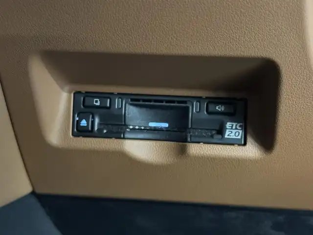 トヨタ ヴェルファイア ハイブリット Z プレミア 三重県 2024(令6)年 0.7万km ブラック ハイブリッド/FF/MTモード付フロアCVT/14型ナビ/（FM/AM/TV/Bluetooth/USB/iPod/Miracast/CarPlay/AndroidAuto）/13.2型 有機EL後席モニター V13T-R72F/パノラミックビューモニター（床下透過機能付）/モデリスタエアロ（F/S/R下）、シグネチャーイルミブレード/両側パワースライドドア/ドラレコ前後/ETC2.0/Toyota Safety Sense/●PCS、LTA、レーダークルコン、アダプティブハイビーム、RSA、PDA、緊急操舵支援＋前後クロストラフィックアラート*/●パーキングサポートブレーキ/・BSM/LCA/安心降車アシスト/・Advanced Drive/アドバンスト・パーク　など/装備/・【OP】デジタルインナーミラー/・【OP】ユニバーサルステップ（両側）/・左右独立ムーンルーフ/・プレミアムナッパ本革シート（茶）/・シートヒーター＆ベンチレーション（D/N/2nd）/・ステアリングヒーター/・パワーシート（Dメモリー付8way/N4way/2ndリクライニング＆オットマン）/・パワーバックドア/・HUD/・100Vコンセント（1500W）/・タッチトレーサーオペレーション/・3眼LEDヘッドランプ/・おくだけ充電/・19inAW/・保/・スマートキーx2/など