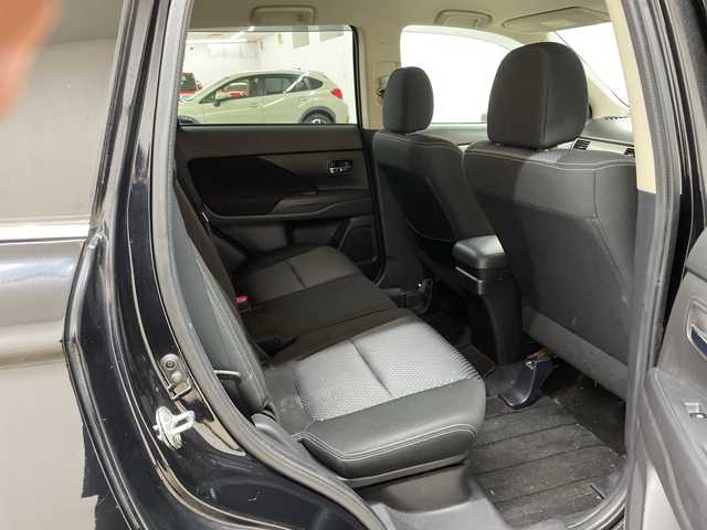 三菱 アウトランダー 20G 長崎県 2015(平27)年 15.7万km アメジストブラック イクリプスナビ（AVN-Z05i）/・フルセグ/・DVD/・Bluetooth/パドルシフト/クルーズコントロール/ステアリングリモコン/バックカメラ/銃声18インチアルミ/HIDライト/コーナーセンサー/スマートキー/フォグライト/シートリフター/電格ウィンカーミラー/バイザー