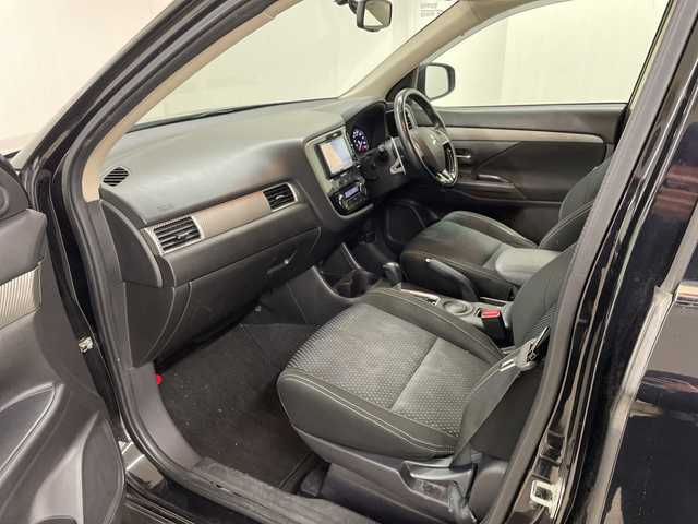 三菱 アウトランダー 20G 長崎県 2015(平27)年 15.7万km アメジストブラック イクリプスナビ（AVN-Z05i）/・フルセグ/・DVD/・Bluetooth/パドルシフト/クルーズコントロール/ステアリングリモコン/バックカメラ/銃声18インチアルミ/HIDライト/コーナーセンサー/スマートキー/フォグライト/シートリフター/電格ウィンカーミラー/バイザー