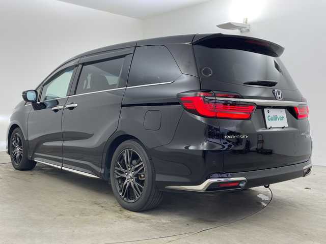 ホンダ オデッセイ ハイブリッド e:HEVアブソルート EX 兵庫県 2020(令2)年 4.7万km プレミアムスパークルブラックパール ・純正ナビ/・Bluetooth/CD/DVD/USB/TV/SD/HDMI/Apple car play/・全方位カメラ/・Honda SENSING/・衝突軽減ブレーキ（CMBS）、/・誤発進抑制機能/・後方誤発進抑制機能、歩行者/・事故低減ステアリング/・路外逸脱抑制機能/・渋滞追従機能付アダプティブクルーズコントロール（ACC）/・車線維持支援システム（LKAS）/・先行車発進お知らせ機能/・標識認識機能/・オートマチックハイビーム/・車両接近通報装置/・レーントレーシングアシスト/・ブラインドスポットシステム/・パワーバックドア/・フリップダウンモニター/・前後コーナーセンサー/・両側パワースライドドア/・ハーフレザーシート/・パワーシート/・シートヒーター/・オットマン/・純正フロアマット/・純正前後ドライブレコーダー/・ビルトインETC2.0/・AC100V充電/・純正18インチアルミホイールタイヤ/・LEDヘッドライト/・スマートキー/・ドアミラーヒーター