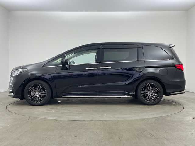 ホンダ オデッセイ ハイブリッド e:HEVアブソルート EX 兵庫県 2020(令2)年 4.7万km プレミアムスパークルブラックパール ・純正ナビ/・Bluetooth/CD/DVD/USB/TV/SD/HDMI/Apple car play/・全方位カメラ/・Honda SENSING/・衝突軽減ブレーキ（CMBS）、/・誤発進抑制機能/・後方誤発進抑制機能、歩行者/・事故低減ステアリング/・路外逸脱抑制機能/・渋滞追従機能付アダプティブクルーズコントロール（ACC）/・車線維持支援システム（LKAS）/・先行車発進お知らせ機能/・標識認識機能/・オートマチックハイビーム/・車両接近通報装置/・レーントレーシングアシスト/・ブラインドスポットシステム/・パワーバックドア/・フリップダウンモニター/・前後コーナーセンサー/・両側パワースライドドア/・ハーフレザーシート/・パワーシート/・シートヒーター/・オットマン/・純正フロアマット/・純正前後ドライブレコーダー/・ビルトインETC2.0/・AC100V充電/・純正18インチアルミホイールタイヤ/・LEDヘッドライト/・スマートキー/・ドアミラーヒーター