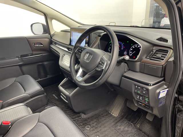 ホンダ オデッセイ ハイブリッド e:HEVアブソルート EX 兵庫県 2020(令2)年 4.7万km プレミアムスパークルブラックパール ・純正ナビ/・Bluetooth/CD/DVD/USB/TV/SD/HDMI/Apple car play/・全方位カメラ/・Honda SENSING/・衝突軽減ブレーキ（CMBS）、/・誤発進抑制機能/・後方誤発進抑制機能、歩行者/・事故低減ステアリング/・路外逸脱抑制機能/・渋滞追従機能付アダプティブクルーズコントロール（ACC）/・車線維持支援システム（LKAS）/・先行車発進お知らせ機能/・標識認識機能/・オートマチックハイビーム/・車両接近通報装置/・レーントレーシングアシスト/・ブラインドスポットシステム/・パワーバックドア/・フリップダウンモニター/・前後コーナーセンサー/・両側パワースライドドア/・ハーフレザーシート/・パワーシート/・シートヒーター/・オットマン/・純正フロアマット/・純正前後ドライブレコーダー/・ビルトインETC2.0/・AC100V充電/・純正18インチアルミホイールタイヤ/・LEDヘッドライト/・スマートキー/・ドアミラーヒーター