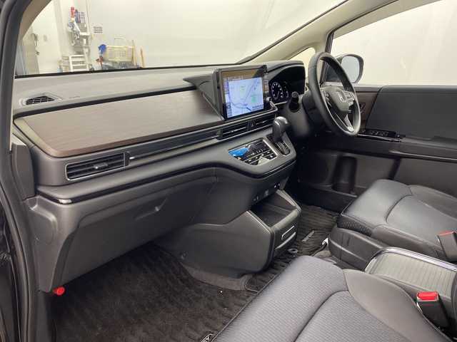 ホンダ オデッセイ ハイブリッド e:HEVアブソルート EX 兵庫県 2020(令2)年 4.7万km プレミアムスパークルブラックパール ・純正ナビ/・Bluetooth/CD/DVD/USB/TV/SD/HDMI/Apple car play/・全方位カメラ/・Honda SENSING/・衝突軽減ブレーキ（CMBS）、/・誤発進抑制機能/・後方誤発進抑制機能、歩行者/・事故低減ステアリング/・路外逸脱抑制機能/・渋滞追従機能付アダプティブクルーズコントロール（ACC）/・車線維持支援システム（LKAS）/・先行車発進お知らせ機能/・標識認識機能/・オートマチックハイビーム/・車両接近通報装置/・レーントレーシングアシスト/・ブラインドスポットシステム/・パワーバックドア/・フリップダウンモニター/・前後コーナーセンサー/・両側パワースライドドア/・ハーフレザーシート/・パワーシート/・シートヒーター/・オットマン/・純正フロアマット/・純正前後ドライブレコーダー/・ビルトインETC2.0/・AC100V充電/・純正18インチアルミホイールタイヤ/・LEDヘッドライト/・スマートキー/・ドアミラーヒーター