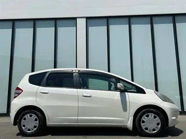 ホンダ フィット L 大阪府 2010(平22)年 8.5万km プレミアムホワイトパール 純正ナビ　/   TV/CD/DVD/Bluetooth/バックモニター/純正フロアマット/スマートキー/フルフラットシート/パワーウィンドウ/オートライト/ドアバイザー/ビルトインＥＴＣ/ダブルエアバック
