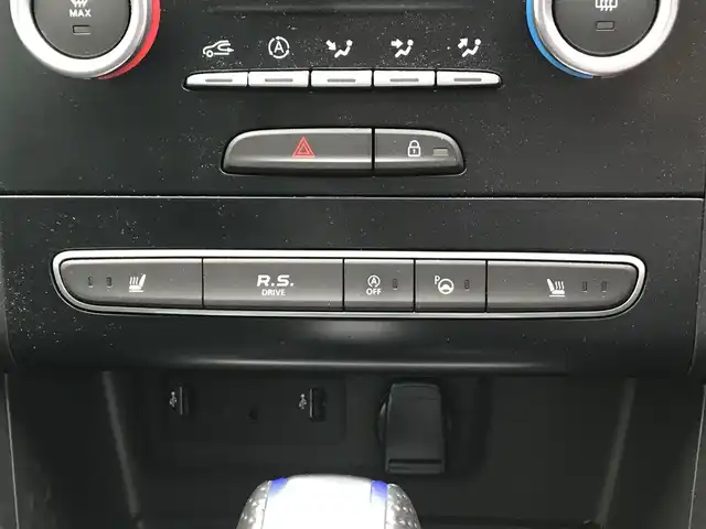 ルノー メガーヌ 1．6 富山県 2018(平30)年 3.9万km 青 ディスプレイオーディオ/Bluetooth/衝突被害軽減ブレーキ/コーナーセンサー/レーンキープアシスト/ブラインドスポットモニター/社外AWスタッドレスタイヤ車載/革巻きステアリング/プッシュスタート/スマートキー/LEDヘッドライト/オートライト/ルーフレール/パドルシフト/ETC