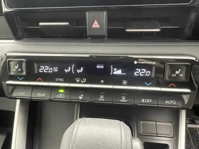 トヨタ ヴォクシー ハイブリッド S－Z 茨城県 2022(令4)年 6.6万km ホワイトパールクリスタルシャイン 純正10.5型DA/フルセグ/バックカメラ/純正14型フリップダウンモニター/衝突被害軽減ブレーキ/車線逸脱抑制装置/レーダークルーズコントロール/オートマチックハイビーム/クリアランスソナー/BSM/両側電動スライドドア/デジタルインナーミラー/ETC2.0/シートヒーター/ステアリングヒーター/純正17インチAW/3眼LEDヘッドライト/スマートキー
