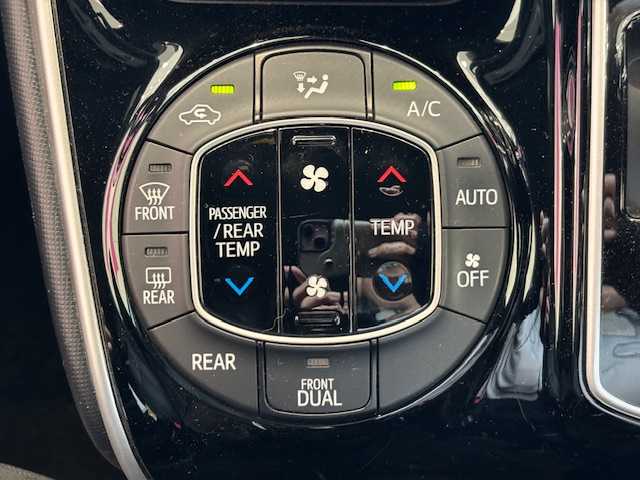 トヨタ ヴォクシー ZS 煌 埼玉県 2018(平30)年 9.1万km ホワイトパールクリスタルシャイン セーフティーセンス/フリップダウンモニター/SDナビ/　　CD/DVD/BT/フルセグ/バックカメラ/両側パワースライドドア/クルーズコントロール/LEDオートライト/純正16インチアルミホイール/ステアリングスイッチ/アイドリングストップ/USBポート/スマートキー2本/ETC/禁煙車