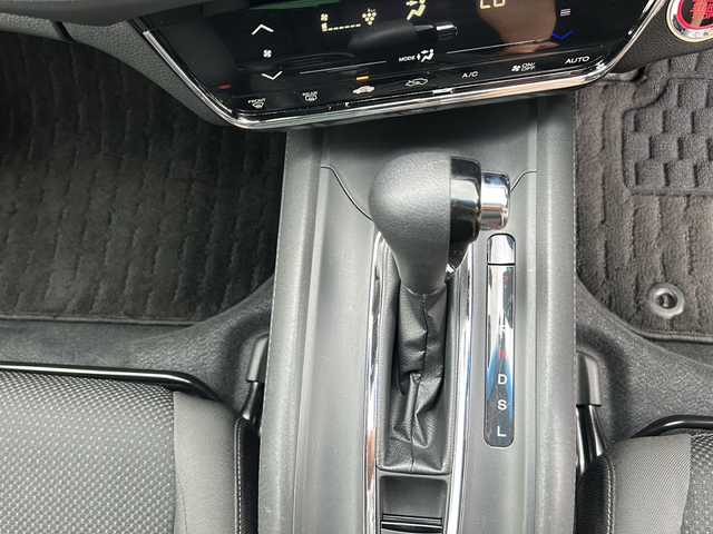 ホンダ ヴェゼル X ホンダセンシング 茨城県 2020(令2)年 3.9万km プラチナホワイトパール ホンダセンシング/Gathersナビ/DVD/CD/SD/USB/iPod/BT/フルセグTV/バックカメラ/クルーズコントロール/LEDヘッドライト/オートライト/純正16インチアルミホイール/純正フロアマット/アイドリングストップ/AAC/スマートキー/ETC/横滑り防止装置/レーンキープアシスト/オートライト/カーテンエアバック/衝突被害軽減システム/禁煙車