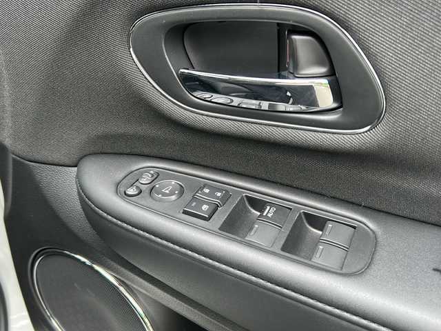 ホンダ ヴェゼル X ホンダセンシング 茨城県 2020(令2)年 3.9万km プラチナホワイトパール ホンダセンシング/Gathersナビ/DVD/CD/SD/USB/iPod/BT/フルセグTV/バックカメラ/クルーズコントロール/LEDヘッドライト/オートライト/純正16インチアルミホイール/純正フロアマット/アイドリングストップ/AAC/スマートキー/ETC/横滑り防止装置/レーンキープアシスト/オートライト/カーテンエアバック/衝突被害軽減システム/禁煙車