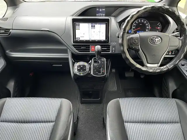 トヨタ ヴォクシー ZS 煌Ⅱ 大阪府 2016(平28)年 12.4万km ブラック 純正SDナビ(NSZT-Y66T)/BT/CD/USB/SD/TV/バックカメラ/ドライブレコーダー/両側パワースライドドア/レーンキープアシスト/純正フロアマット/純正16インチAW/LEDヘッドライト/フロントフォグ/オートハイビーム/電格ミラー/スペアキー/ETC