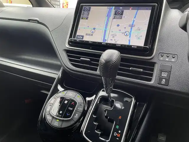 トヨタ ヴォクシー ZS 煌Ⅱ 大阪府 2016(平28)年 12.4万km ブラック 純正SDナビ(NSZT-Y66T)/BT/CD/USB/SD/TV/バックカメラ/ドライブレコーダー/両側パワースライドドア/レーンキープアシスト/純正フロアマット/純正16インチAW/LEDヘッドライト/フロントフォグ/オートハイビーム/電格ミラー/スペアキー/ETC
