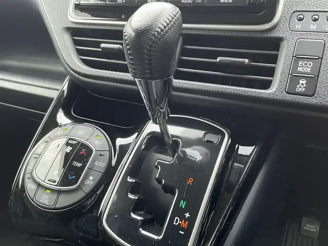 トヨタ ヴォクシー ZS 煌Ⅱ 大阪府 2016(平28)年 12.4万km ブラック 純正SDナビ(NSZT-Y66T)/BT/CD/USB/SD/TV/バックカメラ/ドライブレコーダー/両側パワースライドドア/レーンキープアシスト/純正フロアマット/純正16インチAW/LEDヘッドライト/フロントフォグ/オートハイビーム/電格ミラー/スペアキー/ETC