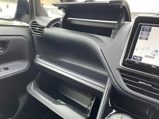 トヨタ ヴォクシー ZS 煌Ⅱ 大阪府 2016(平28)年 12.4万km ブラック 純正SDナビ(NSZT-Y66T)/BT/CD/USB/SD/TV/バックカメラ/ドライブレコーダー/両側パワースライドドア/レーンキープアシスト/純正フロアマット/純正16インチAW/LEDヘッドライト/フロントフォグ/オートハイビーム/電格ミラー/スペアキー/ETC