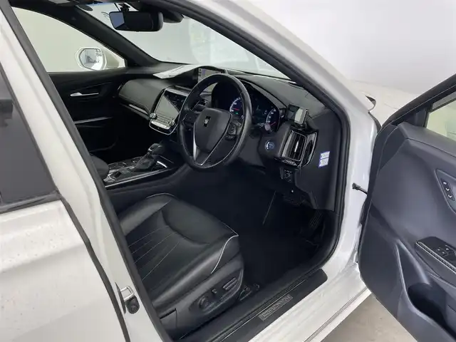 トヨタ クラウン ハイブリッド RS アドバンス 大分県 2019(平31)年 8.2万km ホワイトパールクリスタルシャイン 車検令和8年2月まで/純正18インチアルミホイール/　　（スパッタリング塗装/RS仕様専用）/3眼LEDヘッドランプ/・フォグランプ/エアロ（フロント/リヤ）/レザーパッケージ/・黒革シート/・前席ベンチレーション/前席シートヒーター/前席パワーシート/純正8インチメモリーナビゲーション/・CD/DVD/・フルセグTV/・Bluetooth/バックカメラ/純正ビルトインETC/コムテック前後ドライブレコーダー   /Toyota Safety Sense/カラーヘッドアップディスプレイ（HUD)/ブラインドスポットモニター(BSM)/取扱説明書/保証書/スペアキー/カードキー/フロアマットなし