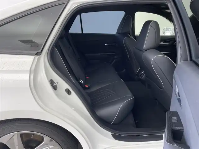 トヨタ クラウン ハイブリッド RS アドバンス 大分県 2019(平31)年 8.2万km ホワイトパールクリスタルシャイン 車検令和8年2月まで/純正18インチアルミホイール/　　（スパッタリング塗装/RS仕様専用）/3眼LEDヘッドランプ/・フォグランプ/エアロ（フロント/リヤ）/レザーパッケージ/・黒革シート/・前席ベンチレーション/前席シートヒーター/前席パワーシート/純正8インチメモリーナビゲーション/・CD/DVD/・フルセグTV/・Bluetooth/バックカメラ/純正ビルトインETC/コムテック前後ドライブレコーダー   /Toyota Safety Sense/カラーヘッドアップディスプレイ（HUD)/ブラインドスポットモニター(BSM)/取扱説明書/保証書/スペアキー/カードキー/フロアマットなし