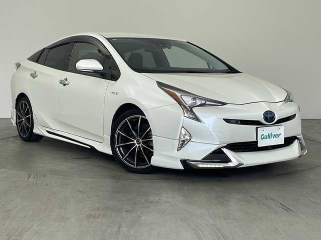 トヨタ プリウス A ツーリングセレクション 兵庫県 2016(平28)年 7.1万km ホワイトパールクリスタルシャイン ・社外アンダーエアロ（F.S.R）/・トヨタセーフティーセンスP/・プリクラッシュセーフティ/・レーンディバチャーアラート/・クリアランスソナー/・踏み間違い防止/・レーダークルーズコントロール/・先行車発進お知らせ/・オートハイビーム/・ブラインドスポットモニター/・ヘッドアップディスプレイ/・純正9インチSDナビ＆フルセグ＆BT＆DVD＆HDMI/・バックカメラ/・フロントカメラ/・純正前ドライブレコーダー/・黒合皮シート/・前席シートヒーター/・ビルトインETC/・ステアリングリモコン/・社外フロアマット/・ドアバイザー/・スマートキー/・プッシュスタート/・LEDライト/・フォグ/・オートライト/・社外18インチアルミホイール/・AC100V電源