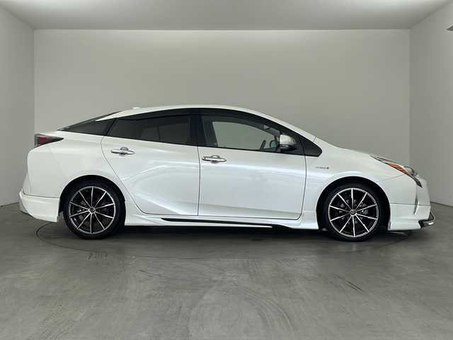 トヨタ プリウス A ツーリングセレクション 兵庫県 2016(平28)年 7.1万km ホワイトパールクリスタルシャイン ・社外アンダーエアロ（F.S.R）/・トヨタセーフティーセンスP/・プリクラッシュセーフティ/・レーンディバチャーアラート/・クリアランスソナー/・踏み間違い防止/・レーダークルーズコントロール/・先行車発進お知らせ/・オートハイビーム/・ブラインドスポットモニター/・ヘッドアップディスプレイ/・純正9インチSDナビ＆フルセグ＆BT＆DVD＆HDMI/・バックカメラ/・フロントカメラ/・純正前ドライブレコーダー/・黒合皮シート/・前席シートヒーター/・ビルトインETC/・ステアリングリモコン/・社外フロアマット/・ドアバイザー/・スマートキー/・プッシュスタート/・LEDライト/・フォグ/・オートライト/・社外18インチアルミホイール/・AC100V電源