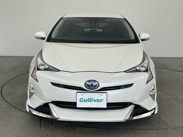 トヨタ プリウス A ツーリングセレクション 兵庫県 2016(平28)年 7.1万km ホワイトパールクリスタルシャイン ・社外アンダーエアロ（F.S.R）/・トヨタセーフティーセンスP/・プリクラッシュセーフティ/・レーンディバチャーアラート/・クリアランスソナー/・踏み間違い防止/・レーダークルーズコントロール/・先行車発進お知らせ/・オートハイビーム/・ブラインドスポットモニター/・ヘッドアップディスプレイ/・純正9インチSDナビ＆フルセグ＆BT＆DVD＆HDMI/・バックカメラ/・フロントカメラ/・純正前ドライブレコーダー/・黒合皮シート/・前席シートヒーター/・ビルトインETC/・ステアリングリモコン/・社外フロアマット/・ドアバイザー/・スマートキー/・プッシュスタート/・LEDライト/・フォグ/・オートライト/・社外18インチアルミホイール/・AC100V電源