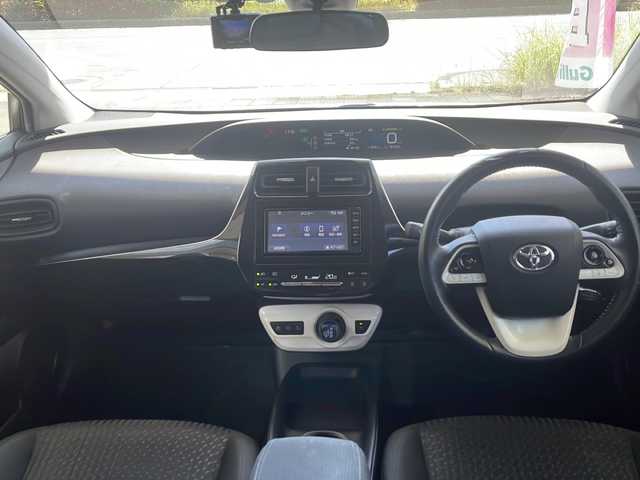 トヨタ プリウス S 愛知県 2017(平29)年 9.2万km シルバーM 純正SDナビ/ワンセグTV・Bluetooth・CD・DVD・AUX/バックカメラ/トヨタセーフティセンス/プリクラッシュセーフティ/LDA/先行車発進お知らせ/クルーズコントロール/オートハイビーム/LEDヘッドライト/フォグライト/前方ドライブレコーダー/ETC/スマートキー/プッシュスタート/純正ドアバイザー/保証書/取扱説明書/点検整備記録簿（R2・R4・R6）