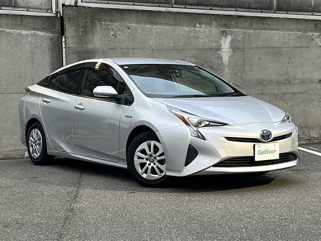 トヨタ プリウス S 愛知県 2017(平29)年 9.2万km シルバーM 純正SDナビ/ワンセグTV・Bluetooth・CD・DVD・AUX/バックカメラ/トヨタセーフティセンス/プリクラッシュセーフティ/LDA/先行車発進お知らせ/クルーズコントロール/オートハイビーム/LEDヘッドライト/フォグライト/前方ドライブレコーダー/ETC/スマートキー/プッシュスタート/純正ドアバイザー/保証書/取扱説明書/点検整備記録簿（R2・R4・R6）