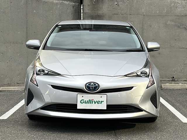 トヨタ プリウス S 愛知県 2017(平29)年 9.2万km シルバーM 純正SDナビ/ワンセグTV・Bluetooth・CD・DVD・AUX/バックカメラ/トヨタセーフティセンス/プリクラッシュセーフティ/LDA/先行車発進お知らせ/クルーズコントロール/オートハイビーム/LEDヘッドライト/フォグライト/前方ドライブレコーダー/ETC/スマートキー/プッシュスタート/純正ドアバイザー/保証書/取扱説明書/点検整備記録簿（R2・R4・R6）
