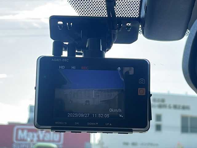 トヨタ プリウス S 愛知県 2017(平29)年 9.2万km シルバーM 純正SDナビ/ワンセグTV・Bluetooth・CD・DVD・AUX/バックカメラ/トヨタセーフティセンス/プリクラッシュセーフティ/LDA/先行車発進お知らせ/クルーズコントロール/オートハイビーム/LEDヘッドライト/フォグライト/前方ドライブレコーダー/ETC/スマートキー/プッシュスタート/純正ドアバイザー/保証書/取扱説明書/点検整備記録簿（R2・R4・R6）