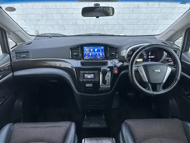 日産 エルグランド 250ハイウェイスター 道北・旭川 2013(平25)年 12.5万km ブリリアントホワイトパール (株)IDOMが運営する【じしゃロン旭川店】の自社ローン専用車両になります。こちらは現金またはオートローンご利用時の価格です。自社ローンご希望の方は別途その旨お申付け下さい/　/・社外ナビ(CD/DVD/BT/HDD/SD/フルセグ)/・バックカメラ/・ETC/・両側パワースライドドア/・フリップダウンモニター/・電動格納ウィンカーミラー/・プッシュスタート/・スマートキー2個/・フォグランプ/・オートライト/・現車装着サマータイヤ 純正AW225/55R18/・取扱説明書