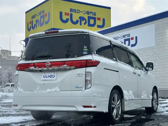 日産 エルグランド 250ハイウェイスター 道北・旭川 2013(平25)年 12.5万km ブリリアントホワイトパール (株)IDOMが運営する【じしゃロン旭川店】の自社ローン専用車両になります。こちらは現金またはオートローンご利用時の価格です。自社ローンご希望の方は別途その旨お申付け下さい/　/・社外ナビ(CD/DVD/BT/HDD/SD/フルセグ)/・バックカメラ/・ETC/・両側パワースライドドア/・フリップダウンモニター/・電動格納ウィンカーミラー/・プッシュスタート/・スマートキー2個/・フォグランプ/・オートライト/・現車装着サマータイヤ 純正AW225/55R18/・取扱説明書