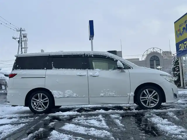 日産 エルグランド 250ハイウェイスター 道北・旭川 2013(平25)年 12.5万km ブリリアントホワイトパール (株)IDOMが運営する【じしゃロン旭川店】の自社ローン専用車両になります。こちらは現金またはオートローンご利用時の価格です。自社ローンご希望の方は別途その旨お申付け下さい/　/・社外ナビ(CD/DVD/BT/HDD/SD/フルセグ)/・バックカメラ/・ETC/・両側パワースライドドア/・フリップダウンモニター/・電動格納ウィンカーミラー/・プッシュスタート/・スマートキー2個/・フォグランプ/・オートライト/・現車装着サマータイヤ 純正AW225/55R18/・取扱説明書