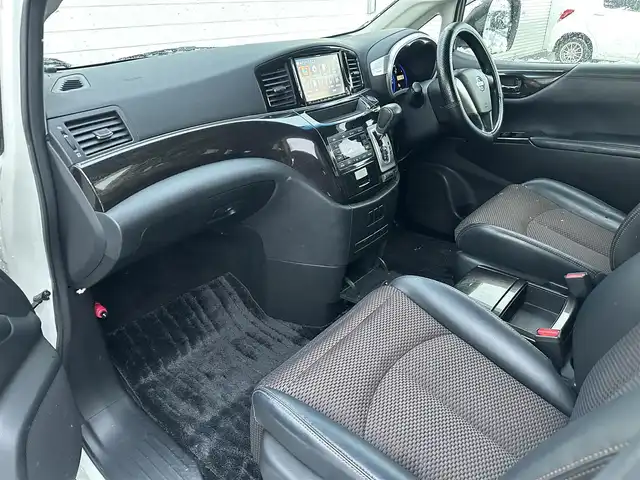 日産 エルグランド 250ハイウェイスター 道北・旭川 2013(平25)年 12.5万km ブリリアントホワイトパール (株)IDOMが運営する【じしゃロン旭川店】の自社ローン専用車両になります。こちらは現金またはオートローンご利用時の価格です。自社ローンご希望の方は別途その旨お申付け下さい/　/・社外ナビ(CD/DVD/BT/HDD/SD/フルセグ)/・バックカメラ/・ETC/・両側パワースライドドア/・フリップダウンモニター/・電動格納ウィンカーミラー/・プッシュスタート/・スマートキー2個/・フォグランプ/・オートライト/・現車装着サマータイヤ 純正AW225/55R18/・取扱説明書