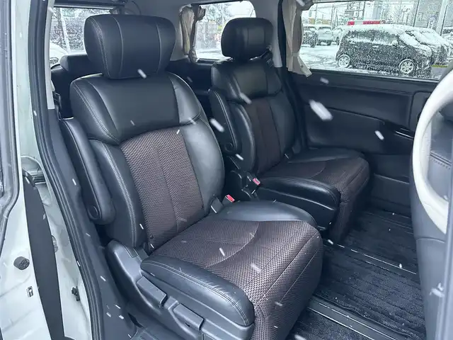 日産 エルグランド 250ハイウェイスター 道北・旭川 2013(平25)年 12.5万km ブリリアントホワイトパール (株)IDOMが運営する【じしゃロン旭川店】の自社ローン専用車両になります。こちらは現金またはオートローンご利用時の価格です。自社ローンご希望の方は別途その旨お申付け下さい/　/・社外ナビ(CD/DVD/BT/HDD/SD/フルセグ)/・バックカメラ/・ETC/・両側パワースライドドア/・フリップダウンモニター/・電動格納ウィンカーミラー/・プッシュスタート/・スマートキー2個/・フォグランプ/・オートライト/・現車装着サマータイヤ 純正AW225/55R18/・取扱説明書