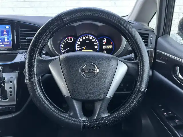 日産 エルグランド 250ハイウェイスター 道北・旭川 2013(平25)年 12.5万km ブリリアントホワイトパール (株)IDOMが運営する【じしゃロン旭川店】の自社ローン専用車両になります。こちらは現金またはオートローンご利用時の価格です。自社ローンご希望の方は別途その旨お申付け下さい/　/・社外ナビ(CD/DVD/BT/HDD/SD/フルセグ)/・バックカメラ/・ETC/・両側パワースライドドア/・フリップダウンモニター/・電動格納ウィンカーミラー/・プッシュスタート/・スマートキー2個/・フォグランプ/・オートライト/・現車装着サマータイヤ 純正AW225/55R18/・取扱説明書