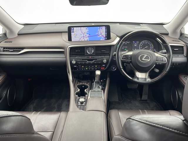 レクサス ＲＸ 450h エレガントツアラー 千葉県 2022(令4)年 3.6万km ソニックチタニウム 純正ナビ/　CD/DVD/Bluetooth/フルセグTV/　Apple car play/Android Auto/サンルーフ/レクサスセーフティシステム/レーダークルーズコントロール/レーンキープアシスト/衝突軽減ブレーキ/クリアランスソナー/ブラインドスポットモニター/ヘッドアップディスプレイ/アラウンドビューモニター/先行車発進警報/ロードサインアシスト/電動パーキング/オートホールド/オートハイビーム/レザーシート/パワーシート/シートメモリー/エアーシート（前席）/シートヒーター（全席）/ステアリングヒーター/パワーバックドア/前後ドラレコ/ビルトインETC2.0/パドルシフト/三眼LEDヘッドライト/フォグランプ/ロールサンシェード/フロアマット
