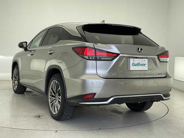 レクサス ＲＸ 450h エレガントツアラー 千葉県 2022(令4)年 3.6万km ソニックチタニウム 純正ナビ/　CD/DVD/Bluetooth/フルセグTV/　Apple car play/Android Auto/サンルーフ/レクサスセーフティシステム/レーダークルーズコントロール/レーンキープアシスト/衝突軽減ブレーキ/クリアランスソナー/ブラインドスポットモニター/ヘッドアップディスプレイ/アラウンドビューモニター/先行車発進警報/ロードサインアシスト/電動パーキング/オートホールド/オートハイビーム/レザーシート/パワーシート/シートメモリー/エアーシート（前席）/シートヒーター（全席）/ステアリングヒーター/パワーバックドア/前後ドラレコ/ビルトインETC2.0/パドルシフト/三眼LEDヘッドライト/フォグランプ/ロールサンシェード/フロアマット