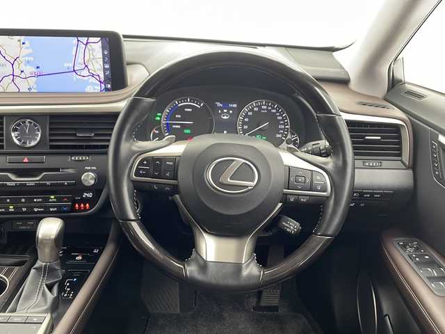 レクサス ＲＸ 450h エレガントツアラー 千葉県 2022(令4)年 3.6万km ソニックチタニウム 純正ナビ/　CD/DVD/Bluetooth/フルセグTV/　Apple car play/Android Auto/サンルーフ/レクサスセーフティシステム/レーダークルーズコントロール/レーンキープアシスト/衝突軽減ブレーキ/クリアランスソナー/ブラインドスポットモニター/ヘッドアップディスプレイ/アラウンドビューモニター/先行車発進警報/ロードサインアシスト/電動パーキング/オートホールド/オートハイビーム/レザーシート/パワーシート/シートメモリー/エアーシート（前席）/シートヒーター（全席）/ステアリングヒーター/パワーバックドア/前後ドラレコ/ビルトインETC2.0/パドルシフト/三眼LEDヘッドライト/フォグランプ/ロールサンシェード/フロアマット