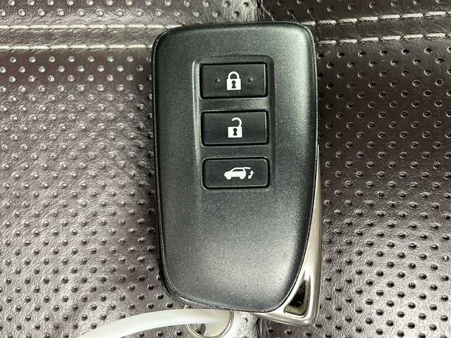 レクサス ＲＸ 450h エレガントツアラー 千葉県 2022(令4)年 3.6万km ソニックチタニウム 純正ナビ/　CD/DVD/Bluetooth/フルセグTV/　Apple car play/Android Auto/サンルーフ/レクサスセーフティシステム/レーダークルーズコントロール/レーンキープアシスト/衝突軽減ブレーキ/クリアランスソナー/ブラインドスポットモニター/ヘッドアップディスプレイ/アラウンドビューモニター/先行車発進警報/ロードサインアシスト/電動パーキング/オートホールド/オートハイビーム/レザーシート/パワーシート/シートメモリー/エアーシート（前席）/シートヒーター（全席）/ステアリングヒーター/パワーバックドア/前後ドラレコ/ビルトインETC2.0/パドルシフト/三眼LEDヘッドライト/フォグランプ/ロールサンシェード/フロアマット