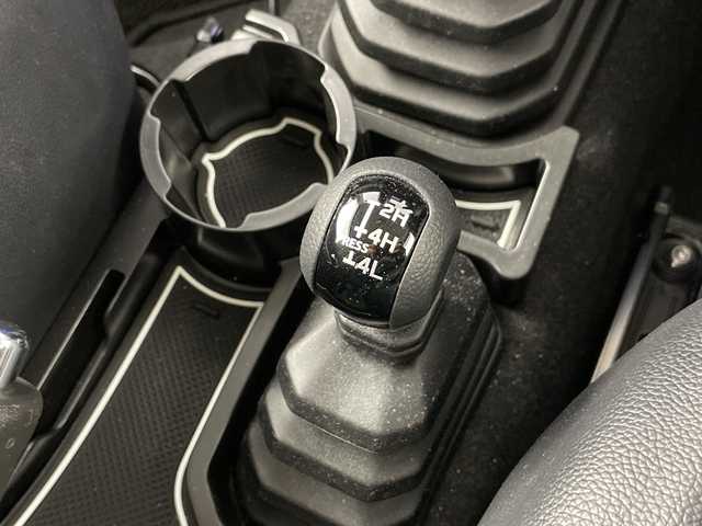 スズキ ジムニー XC 愛知県 2023(令5)年 2.4万km ブルーイッシュブラックパール3 禁煙車/パートタイム4WD（2H/4H/4L）/5速MT/純正8インチナビ/（CD/DVD/Bluetooth/フルセグ/SD/USB）/バックカメラ/スズキセーフティサポート/クルーズコントロール/レーンキープアシスト/デュアルセンサーブレーキサポート/ヒルホールドコントロール/ハイビームアシスト/ETC/レザーシート/D+N席シートヒーター/フルフラットシート/アイドリングストップ/純正16インチホイール/ドアミラーヒーター/LEDヘッドライト/フォグランプ/純正フロアマット/横滑り防止装置/純正サンバイザー/スペアキー