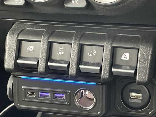 スズキ ジムニー XC 愛知県 2023(令5)年 2.4万km ブルーイッシュブラックパール3 禁煙車/パートタイム4WD（2H/4H/4L）/5速MT/純正8インチナビ/（CD/DVD/Bluetooth/フルセグ/SD/USB）/バックカメラ/スズキセーフティサポート/クルーズコントロール/レーンキープアシスト/デュアルセンサーブレーキサポート/ヒルホールドコントロール/ハイビームアシスト/ETC/レザーシート/D+N席シートヒーター/フルフラットシート/アイドリングストップ/純正16インチホイール/ドアミラーヒーター/LEDヘッドライト/フォグランプ/純正フロアマット/横滑り防止装置/純正サンバイザー/スペアキー