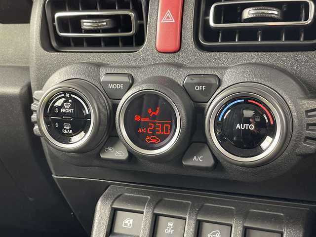 スズキ ジムニー XC 愛知県 2023(令5)年 2.4万km ブルーイッシュブラックパール3 禁煙車/パートタイム4WD（2H/4H/4L）/5速MT/純正8インチナビ/（CD/DVD/Bluetooth/フルセグ/SD/USB）/バックカメラ/スズキセーフティサポート/クルーズコントロール/レーンキープアシスト/デュアルセンサーブレーキサポート/ヒルホールドコントロール/ハイビームアシスト/ETC/レザーシート/D+N席シートヒーター/フルフラットシート/アイドリングストップ/純正16インチホイール/ドアミラーヒーター/LEDヘッドライト/フォグランプ/純正フロアマット/横滑り防止装置/純正サンバイザー/スペアキー