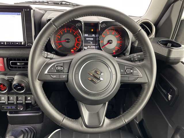 スズキ ジムニー XC 愛知県 2023(令5)年 2.4万km ブルーイッシュブラックパール3 禁煙車/パートタイム4WD（2H/4H/4L）/5速MT/純正8インチナビ/（CD/DVD/Bluetooth/フルセグ/SD/USB）/バックカメラ/スズキセーフティサポート/クルーズコントロール/レーンキープアシスト/デュアルセンサーブレーキサポート/ヒルホールドコントロール/ハイビームアシスト/ETC/レザーシート/D+N席シートヒーター/フルフラットシート/アイドリングストップ/純正16インチホイール/ドアミラーヒーター/LEDヘッドライト/フォグランプ/純正フロアマット/横滑り防止装置/純正サンバイザー/スペアキー