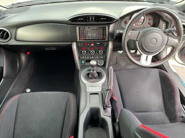 トヨタ ８６ GT 神奈川県 2012(平24)年 5万km サテンホワイトパール ６速ＭＴ　/ＴＲＤエアロ　/ＴＲＤマフラー　/純正ナビＴＶ/（BluRay/DVD/Blutooth/フルセグ）/社外USBポート