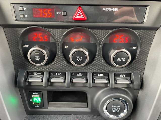 トヨタ ８６ GT 神奈川県 2012(平24)年 5万km サテンホワイトパール ６速ＭＴ　/ＴＲＤエアロ　/ＴＲＤマフラー　/純正ナビＴＶ/（BluRay/DVD/Blutooth/フルセグ）/社外USBポート