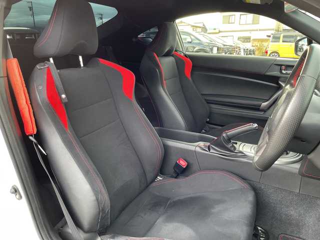 トヨタ ８６ GT 神奈川県 2012(平24)年 5万km サテンホワイトパール ６速ＭＴ　/ＴＲＤエアロ　/ＴＲＤマフラー　/純正ナビＴＶ/（BluRay/DVD/Blutooth/フルセグ）/社外USBポート